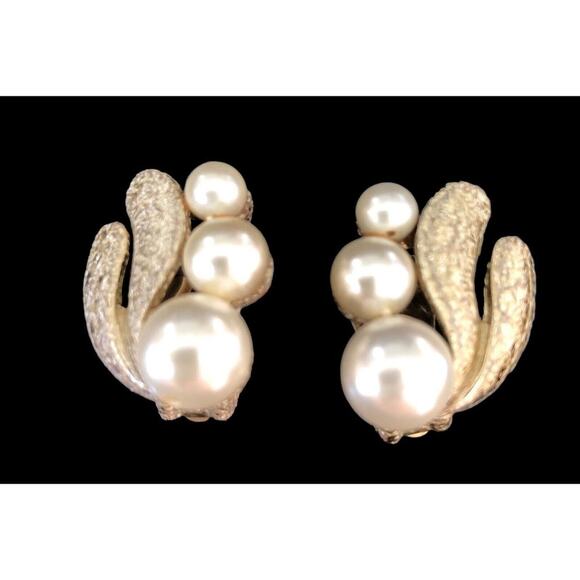 Signed Coro Faux Pearl & Textured Gold Tone Metal Leaf Nature Huggie Earrings - Picture 6 of 12